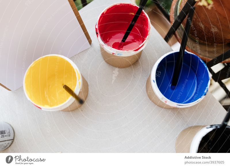 Verschiedene Farben und Pinsel auf dem Tisch Kulisse Pinselblume Werkstatt Atelier kreativ sortiert Glas Spray verschiedene Handwerk professionell Kunst Hobby