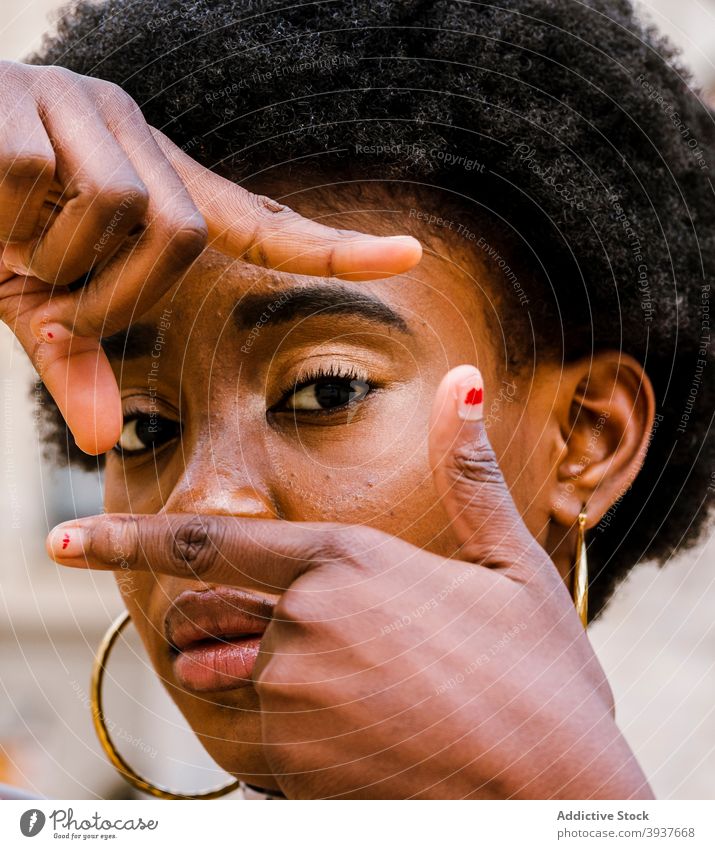 Schwarze Frau macht Rahmen mit Fingern Afro-Look krause Haare ernst Porträt schießen jung Fotografie Afroamerikaner schwarz ethnisch gestikulieren Stil