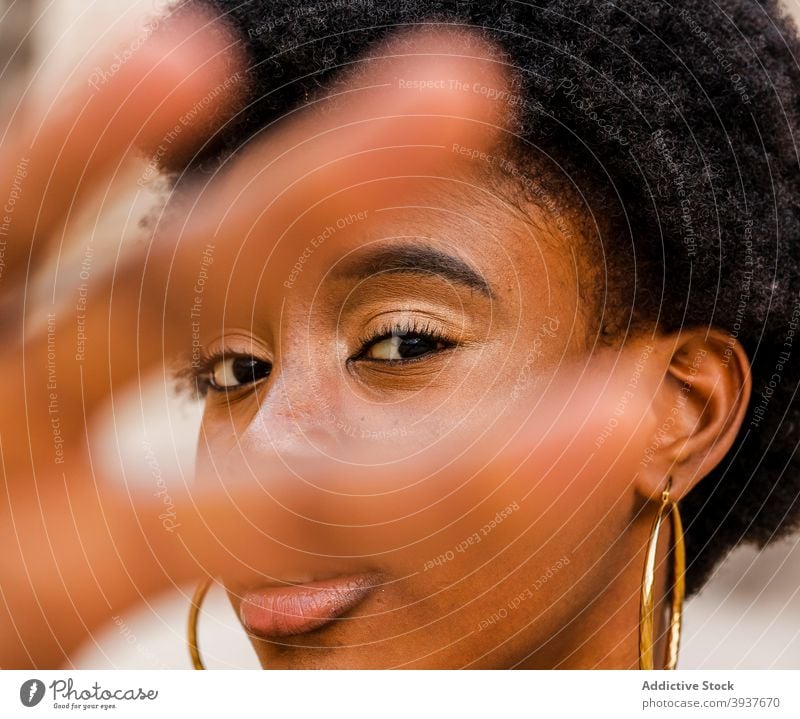 Schwarze Frau streckt die Hand in Richtung Kamera aus ausdehnen Stil krause Haare Afro-Look Erreichen ernst jung urban ethnisch Afroamerikaner schwarz