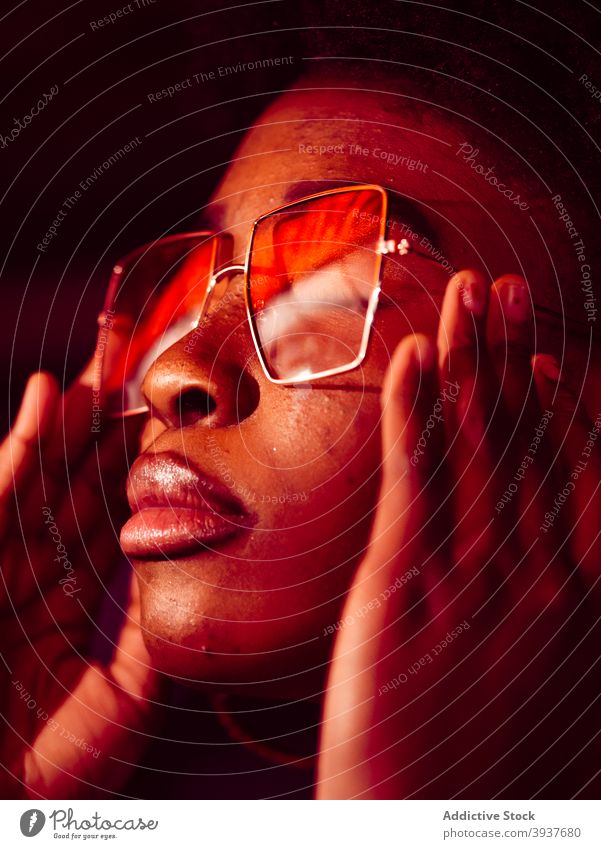 Afroamerikanische Frau mit trendiger Sonnenbrille Stil trendy Afro-Look modern jung Afroamerikaner schwarz Hipster ethnisch Optimist Brille Ohrringe Accessoire