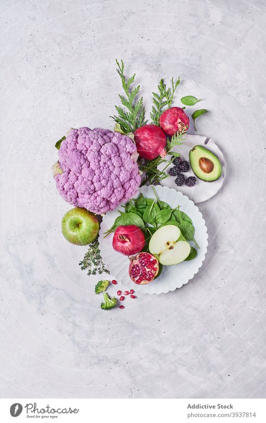 Verschiedene Früchte und Gemüse auf dem Tisch platziert gesunde Ernährung Frucht Konzept Zusammensetzung frisch reif verschiedene sortiert Vitamin Lebensmittel