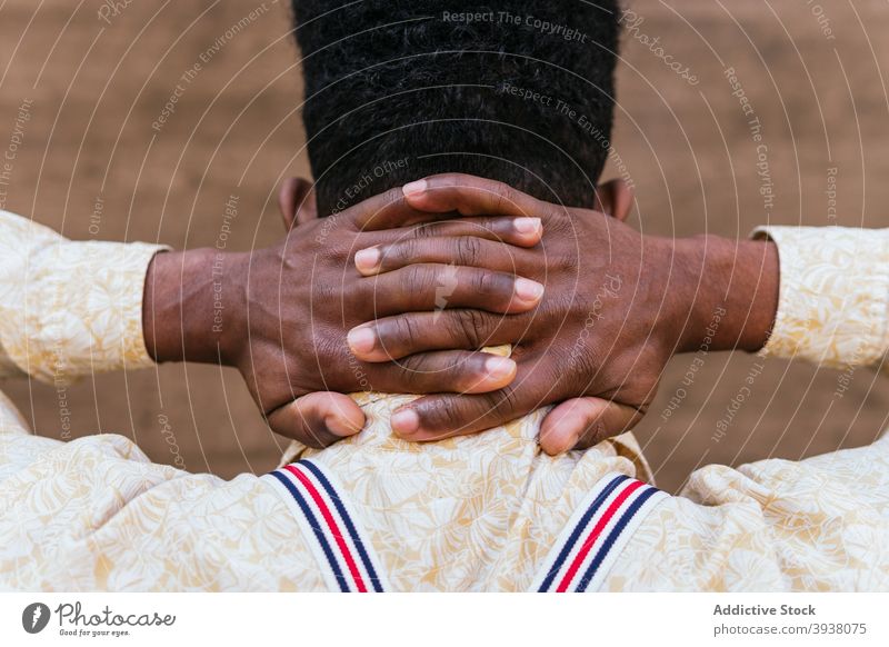Schwarzer Mann mit Händen am Hals Finger sich[Akk] entspannen träumen Kälte Erholung Hand besinnlich nachdenken männlich Afroamerikaner schwarz ethnisch