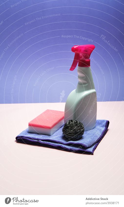 Verschiedene Reinigungsprodukte auf rosa Hintergrund Sauberkeit Produkt Hausarbeit sortiert Haushalt Raumpfleger Hygiene Leckerbissen Abwasserentsorgung Tisch
