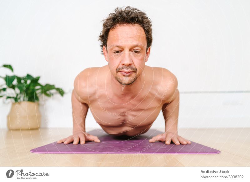 Mann übt Yoga im Studio üben Kind-Pose Dehnung beweglich Harmonie sich[Akk] entspannen Asana friedlich Achtsamkeit nackter Torso Zen ruhig Stressabbau Atelier