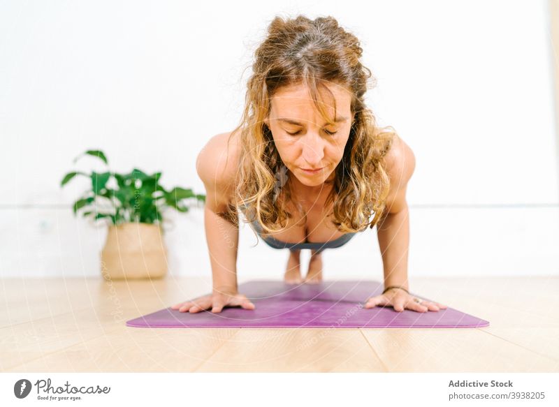 Frau übt Yoga in der Kind-Pose üben Dehnung beweglich Harmonie sich[Akk] entspannen Asana friedlich Achtsamkeit nackter Torso Zen ruhig Stressabbau Atelier
