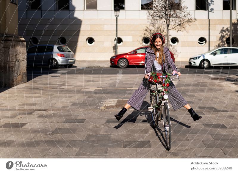 Fröhliche Frau auf dem Fahrrad in der Stadt Mitfahrgelegenheit heiter urban Stil Spaß haben Glück genießen jung Großstadt Lifestyle trendy Optimist positiv