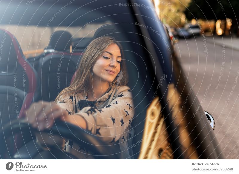 Positive junge Frau fährt Auto Laufwerk PKW Lenkrad Automobil Windschutzscheibe Straße Lächeln Ausflug Fahrzeug Verkehr Fahrer Autoreise reisen Lifestyle modern