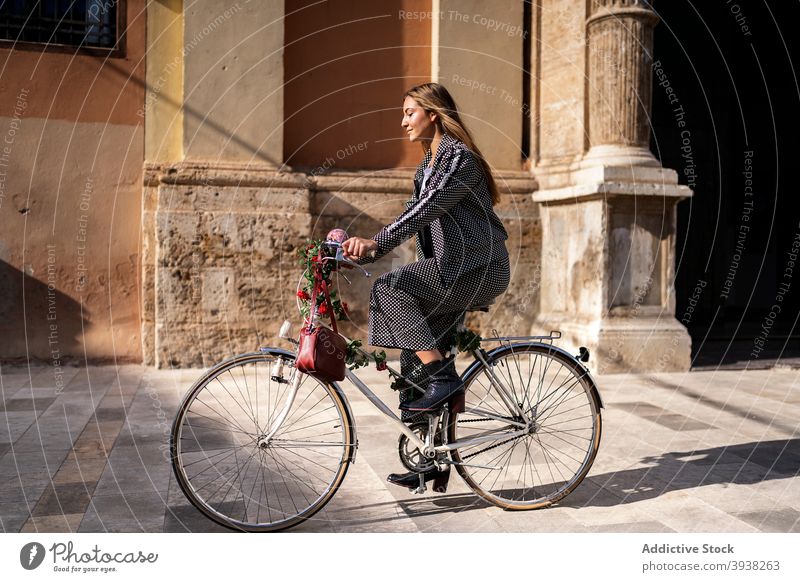 Glückliche Frau fährt Fahrrad auf der Stadtstraße Mitfahrgelegenheit urban Stil Spaß haben genießen jung Großstadt Lifestyle trendy Optimist positiv Freude