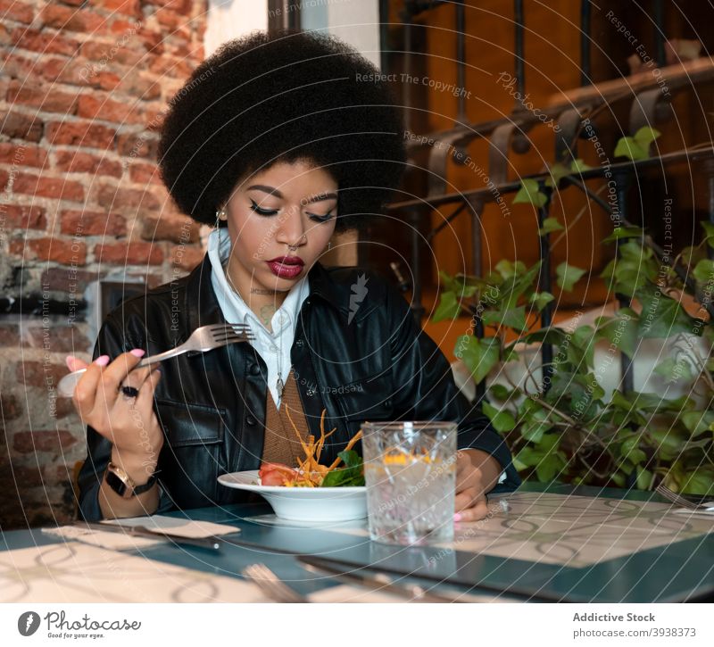 Junge schwarze Frau isst Salat im Restaurant essen Abendessen Salatbeilage Portion Café Gemüse lecker Lebensmittel ethnisch Afroamerikaner trinken Speise