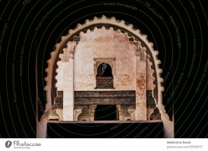 Architekturdetails der alten islamischen Hochschule in Marokko Erbe Kultur Islam arabisch Ornament Fenster Sightseeing Denkmal antik historisch gewölbt