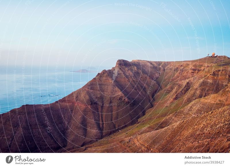 Felsiger Berg mit Observatorium auf dem Gipfel in Meeresnähe auf den Kanarischen Inseln Berge u. Gebirge Landschaft Natur Ambitus MEER Sonnenuntergang Himmel