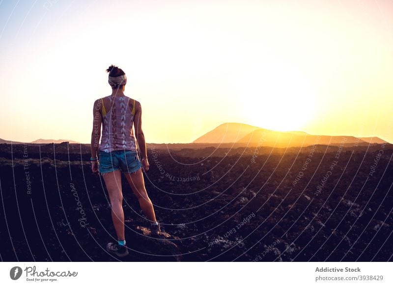Anonyme Frau genießt die Berglandschaft beim Wandern bei Sonnenuntergang sich[Akk] entspannen Berge u. Gebirge bewundern Erholung Wanderung Reisender Fernweh