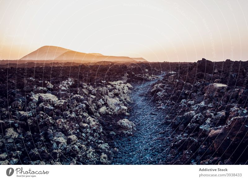 Spektakuläre Landschaft der Vulkane unter dem Himmel bei Sonnenuntergang vulkanisch Gelände Natur Weg Nachlauf Berge u. Gebirge Krater malerisch idyllisch