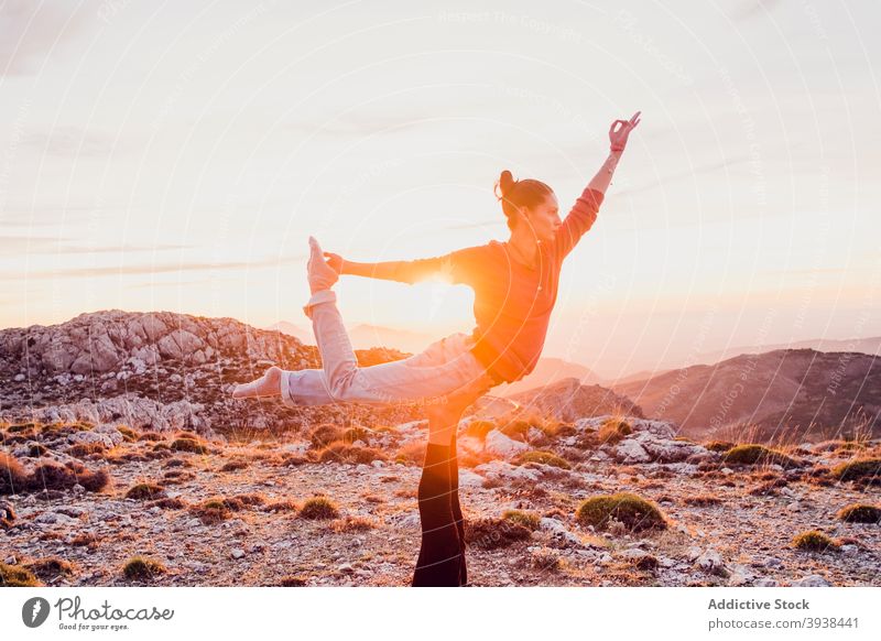Crop anonyme Person Unterstützung konzentriert Frau Durchführung Natarajasana Yoga-Pose in den Bergen Herr des Tanzes Zusammensein Gleichgewicht Wellness