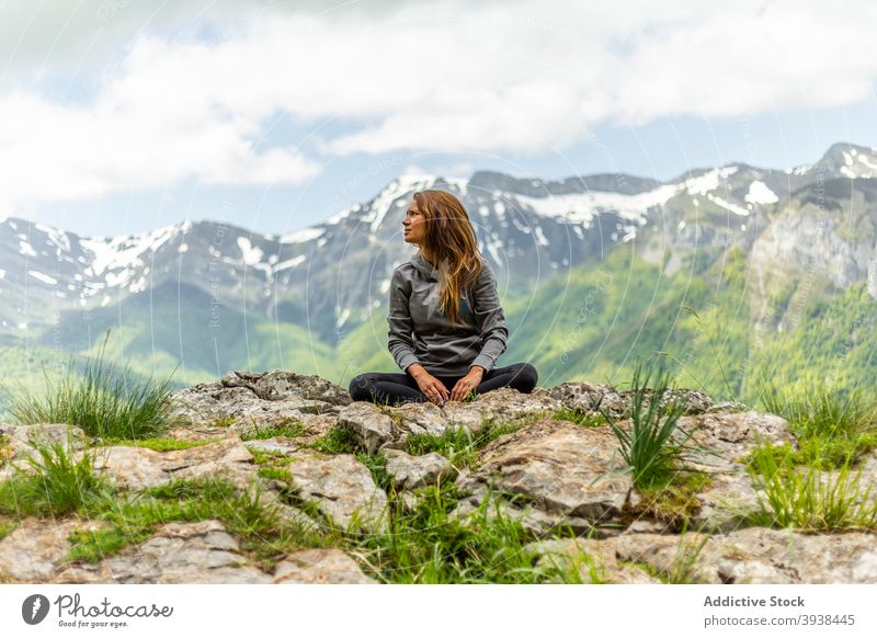 Junge Dame, die in Padmasana Pose in malerischen Bergtal erholt Frau sich[Akk] entspannen Lotus-Pose padmasana Berge u. Gebirge Reisender bewundern Tal Natur