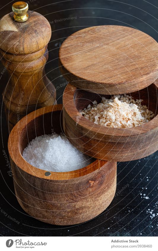 Verschiedenes Salz in Holzgläsern auf dem Tisch verschiedene sortiert Gewürz Küche Paprika Mühle hölzern Glas Bestandteil Lebensmittel Ernährung Feinschmecker