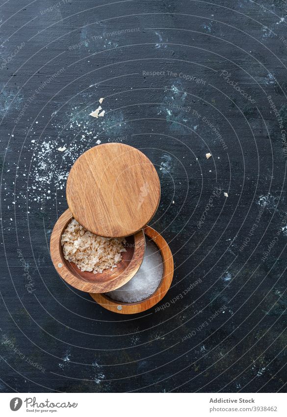 Verschiedenes Salz in Holzgläsern auf dem Tisch verschiedene sortiert Gewürz Küche Paprika Mühle hölzern Glas Bestandteil Lebensmittel Ernährung Feinschmecker