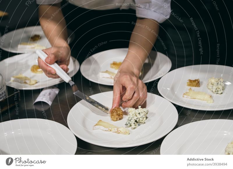 Die Küche des französischen Restaurants Textfreiraum Essen zubereiten unkenntlich arbeiten bei der Arbeit französisches Essen französischer Stil stylisch