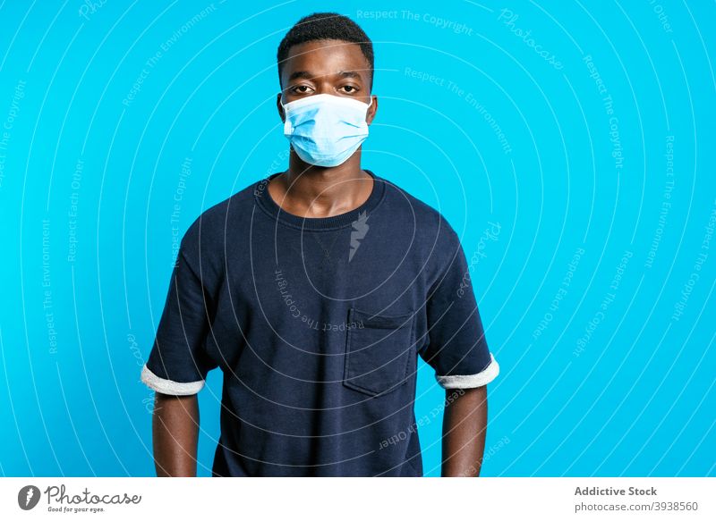 Schwarzer Mann mit medizinischer Maske Coronavirus Mundschutz angezogen neue Normale verhindern behüten steril Bund 19 männlich schwarz ethnisch Afroamerikaner