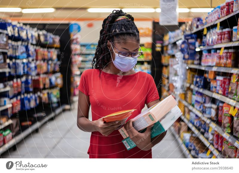 Lateinische junge Frau trägt eine Gesichtsmaske Einkaufen im Supermarkt 20s lateinamerikanisch covid-19 Coronavirus Sperrung Ausbruch Kolumbien Lateinamerika