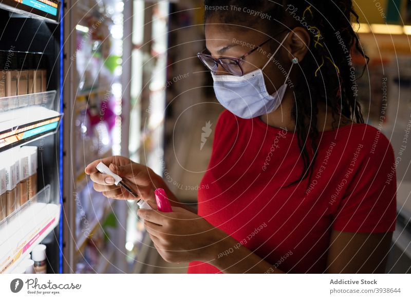Lateinische junge Frau trägt eine Gesichtsmaske Einkaufen Make-up 20s lateinamerikanisch covid-19 Coronavirus Sperrung Ausbruch Kolumbien Lateinamerika