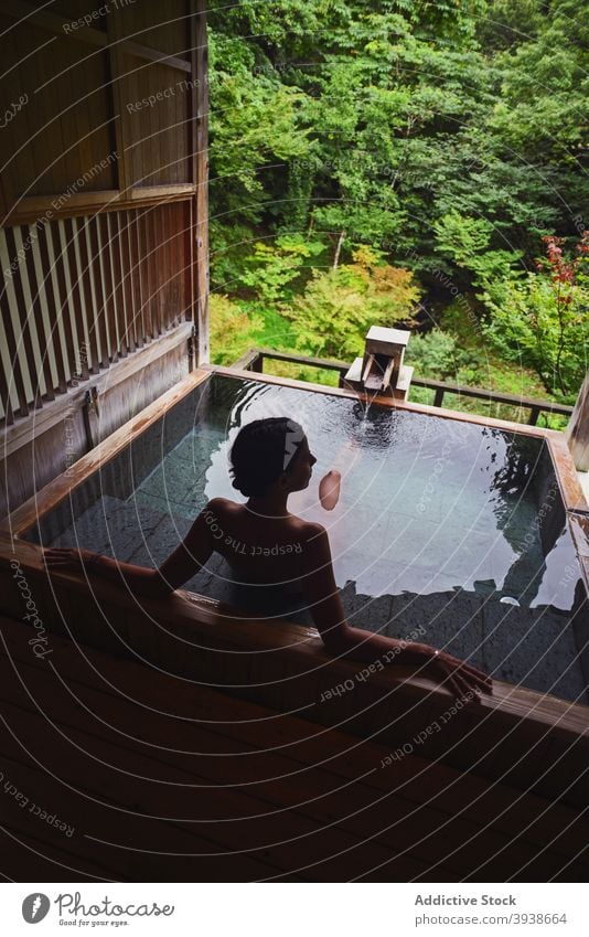 Silhouette einer jungen kaukasischen Frau im japanischen Onsen 30s Kaukasier attraktiv Tourist Tourismus gues