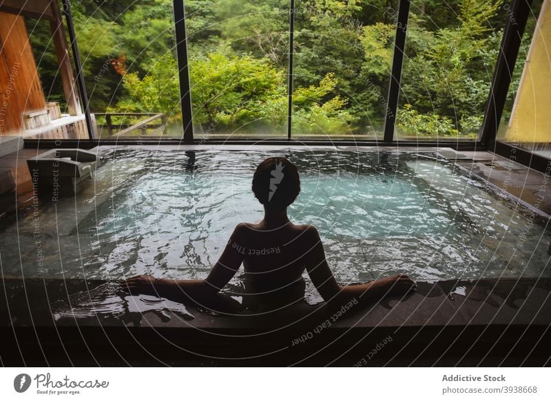 Silhouette einer jungen kaukasischen Frau im japanischen Onsen 30s Kaukasier attraktiv Tourist Tourismus gues