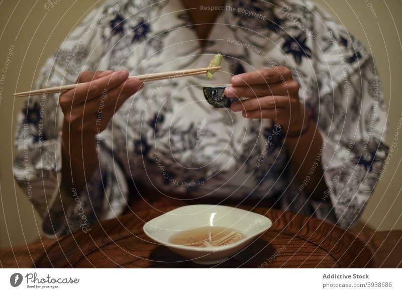 Junge Kaukasierin im Kimono beim Essen in einem japanischen Ryokan 30s jung Frau attraktiv Tourist Tourismus gues