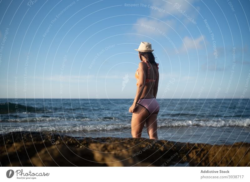 Unkenntlich weibliche Reisende genießen sonnigen Tag auf felsigen Meeresufer Frau Sonnenbad MEER Strand sich[Akk] entspannen Feiertag Resort reisen Küste jung