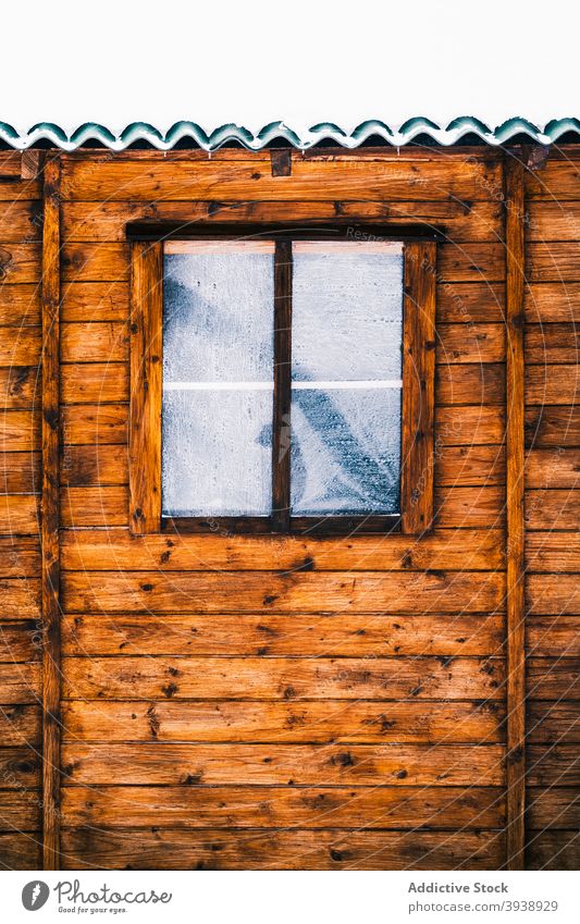 Altes Holzhäuschen mit verschneitem Dach und eingefrorenem Fenster Haus Schnee Raureif Winter hölzern Wald Cottage Außenseite kalt Frost Hütte Dorf Landschaft
