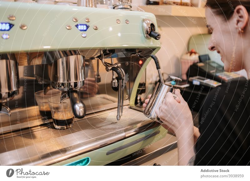 Barista macht Kaffee in der Maschine vorbereiten Frau Café trinken machen Kantine professionell Getränk Job Arbeit Dienst Mitarbeiter Gerät Beruf Personal