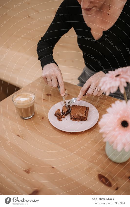 Frau isst Dessert im Café Konditorei essen Kuchen Schokolade süß Lebensmittel Kantine Hand Kaffee Cupcake geschnitten geschmackvoll lecker Leckerbissen