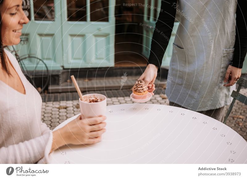 Frau genießt Dessert im Café Konditorei Cupcake Bonbon essen Kaffee süß Lebensmittel Kantine dienen geschmackvoll lecker Leckerbissen Kunde Klient trinken