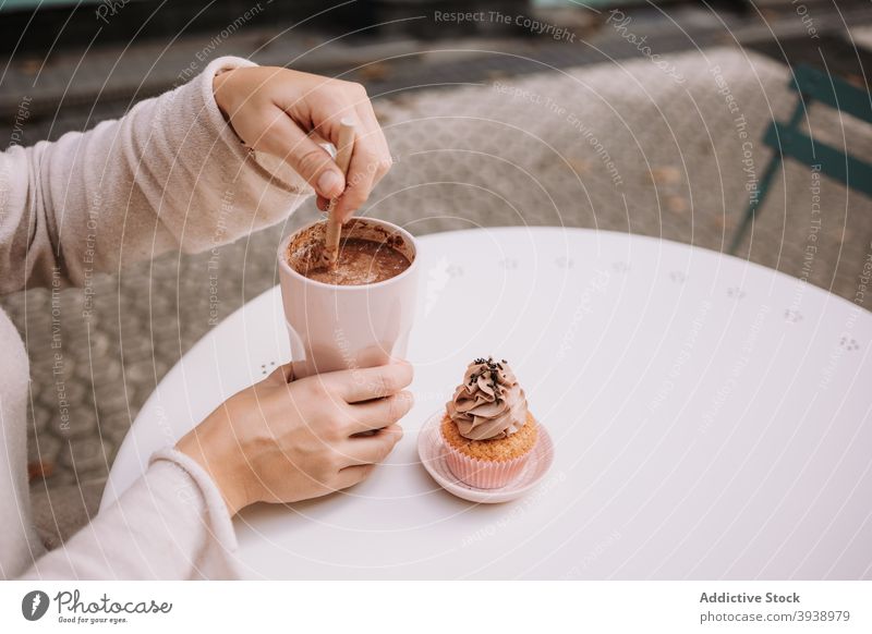 Anonyme Frau macht Kaffeepause mit Dessert im Café Konditorei Cupcake Bonbon essen süß Kantine Terrasse Lebensmittel geschmackvoll lecker Leckerbissen Kunde