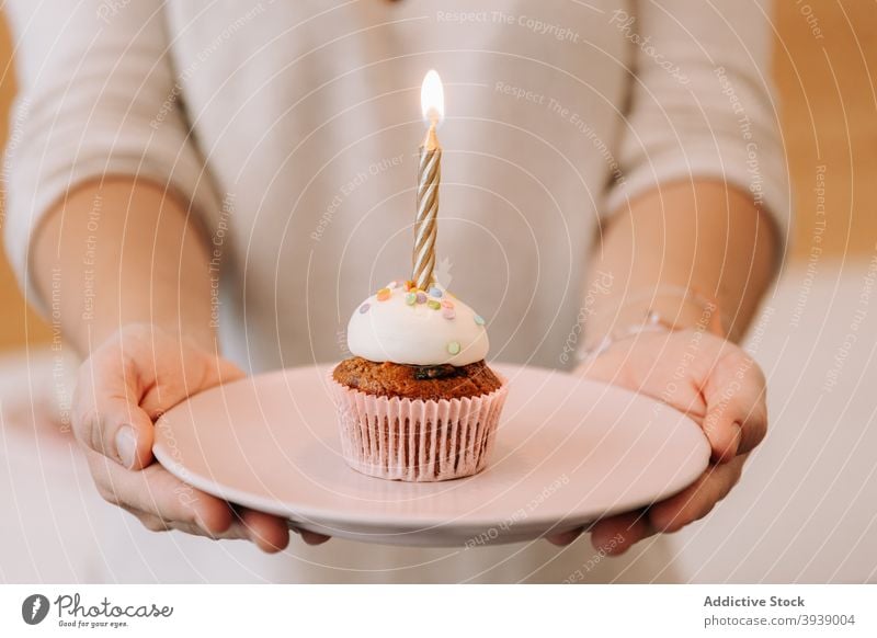 Frau serviert Geburtstag Cupcake mit Kerze festlich feiern süß Dessert Veranstaltung Lebensmittel Anlass Brandwunde Flamme Feiertag lecker Leckerbissen Sahne