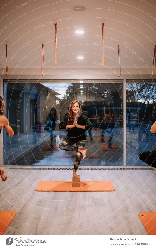 Menschen üben Yoga in Figur Vier Pose im Studio Ausbilderin Klasse Menschengruppe Abbildung vier Pose Abend Gleichgewicht Asana heiter Gesundheit Zusammensein