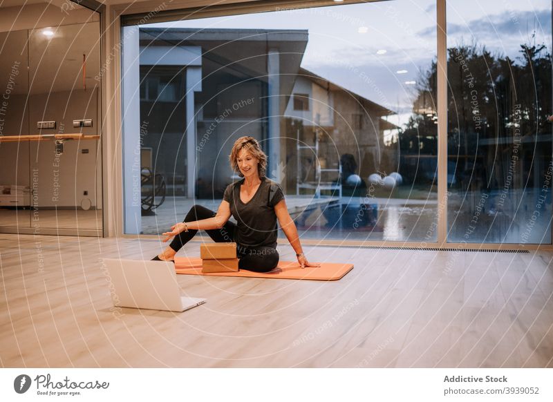 Frau macht Yoga in Plank auf dem Knie Pose und beobachten Tutorial Laptop üben Asana Schiffsplanken Gleichgewicht Atelier Video Lektion Wohlbefinden passen