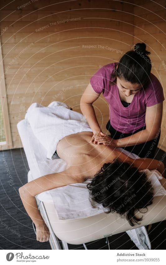Crop Masseurin tun Massage für Kunden Therapeut Klient Spa Salon Verfahren Lotion Leckerbissen Wellness Wohlbefinden Pflege verwöhnen professionell Körper
