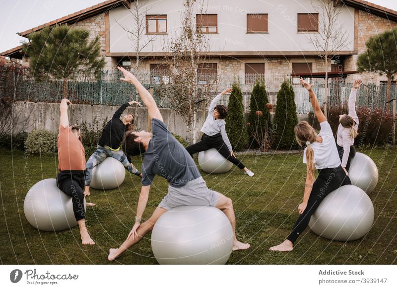 Gruppe von Menschen tun Pilates-Übungen auf fit Bälle Passform-Ball Menschengruppe Klasse Training Seitenknick Zusammensein Dehnung Rasen Wegbiegung passen