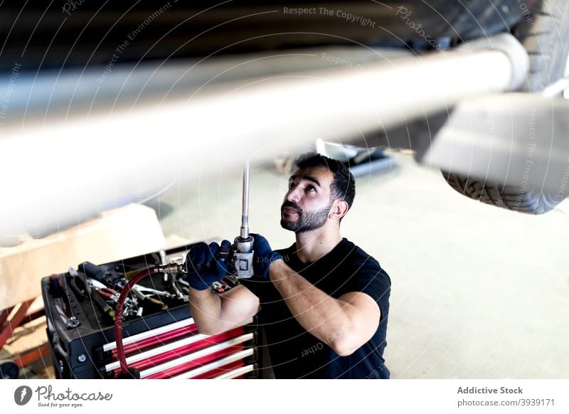 Mechaniker mit professionellem Werkzeug repariert Auto Mann PKW Dienst fixieren Reparatur Automobil Techniker Instrument männlich Verkehr Garage Flugzeugwartung