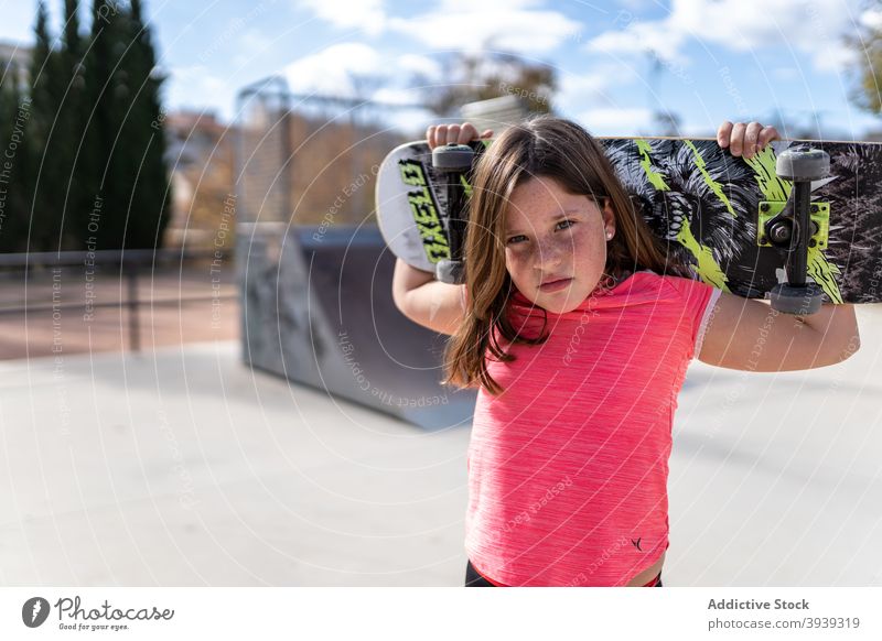 Nettes Mädchen steht in der Nähe Rampe mit Skateboard nach dem Reiten Skateplatz ruhen ernst Training aktiv Hobby sich[Akk] entspannen Kindheit Schlittschuh