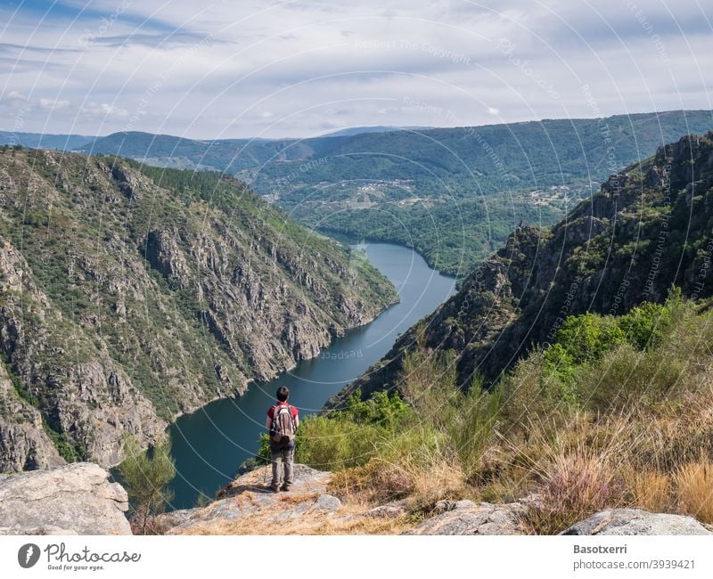 Wanderin auf einer felsigen Anhöhe blickt auf den Rio Sil in der Ribeira Sacra in Galicien, Spanien Orense Ourense Río Sil Landschaft Wasser Natur Außenaufnahme