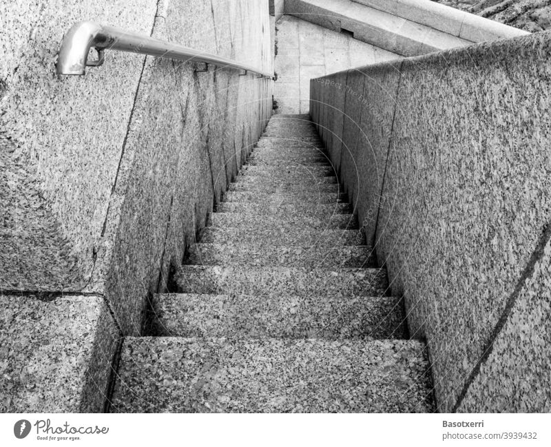 Schmale, steile Treppe aus grauem Granit, Schwarzweissaufnahme. Punta Nariga, Galicien, Spanien Schwarzweißfoto schmal eng Leuchtturm Reise reisen