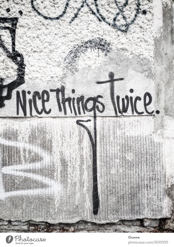 Nice things twice Subkultur Gedeckte Farben grau handschriftlich authentisch Aussage Lifestyle Menschenleer trashig Außenaufnahme Mauer Wand Graffiti Text