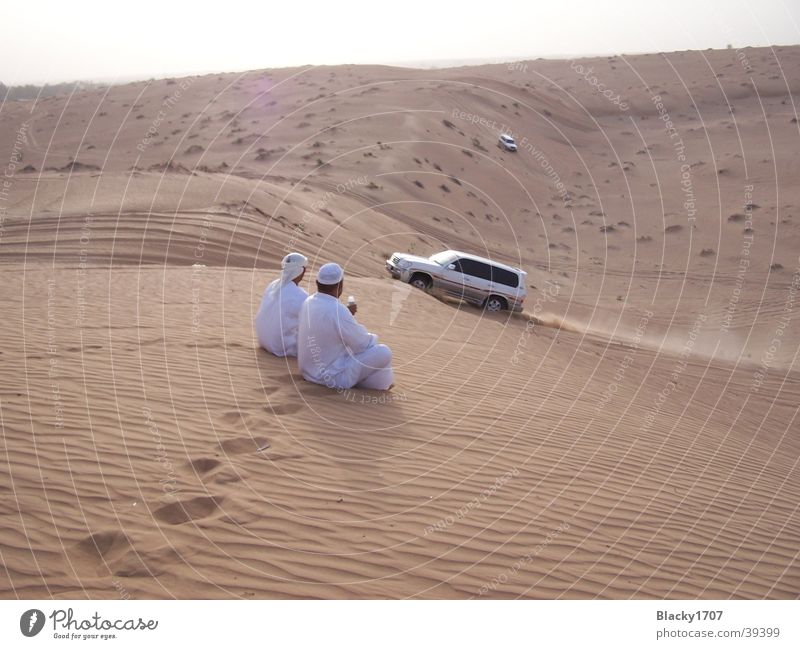 Wüstenralley Dubai Pause Safari heiß Araber Geländewagen Staub Sommer Asien Sand Stranddüne Sonne Ralley Jeep Emirate
