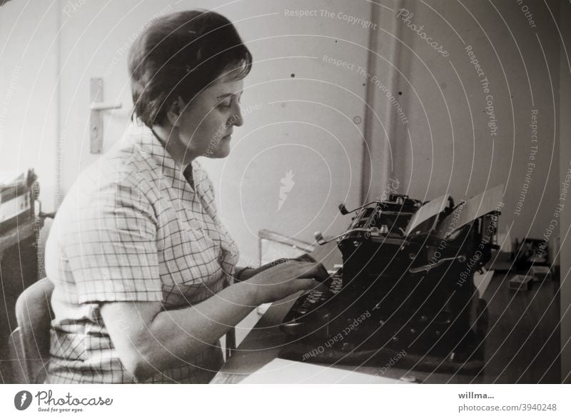 Die Tippmamsell - Frau schreibt mit alter Schreibmaschine, analoges Foto Schreibkraft Büro Sekretärin nostalgisch schreiben Tippen Tastatur Arbeitsplatz