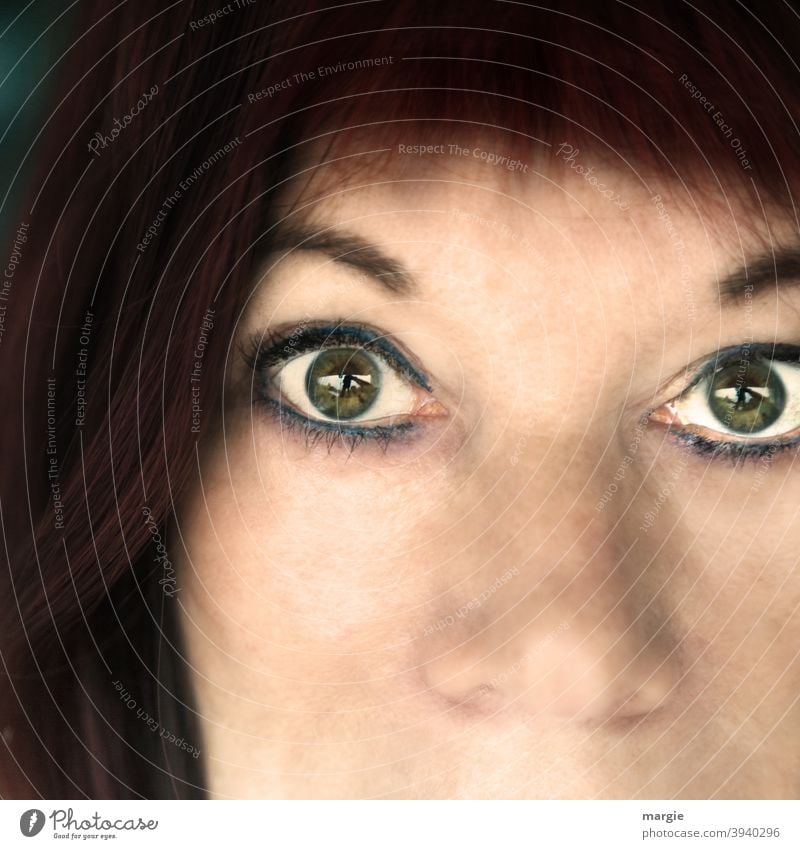 Eine Frau mit aufgerissenen Augen Gesicht Porträt Nase Kopf feminin Mensch Erwachsene Haare & Frisuren erschreckt aufgerissene augen ausschnitt portrait