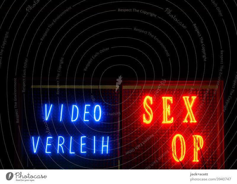 VIDEO VERLEIH  SEX (SH)OP Sex-shop Großbuchstabe Typographie leuchten kaputt rot Design Schaufenster Freisteller Nacht Low Key Silhouette