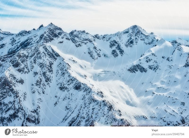Schneebedeckte blaue Berge in Wolken Berge u. Gebirge Winter Himmel weiß Kaukasus Alpen elbrus Eis Natur hoch Gipfel Landschaft Gletscher kalt schön alpin Ski