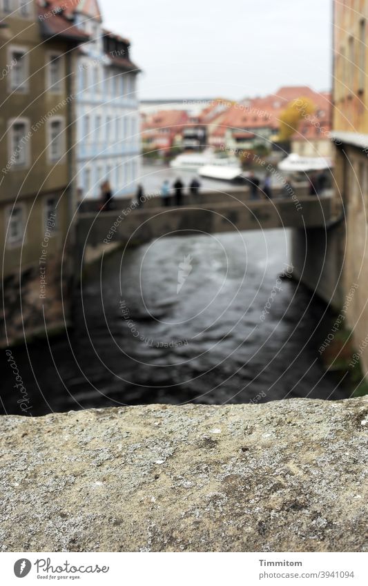 Blick zu anderen Bamberg-Touristen Brücke Ansicht Häuser Wasser Fluss Stadt Unschärfe Architektur Tourismus Regnitz